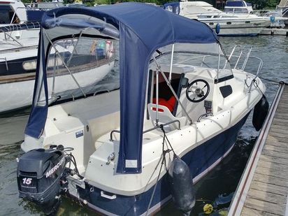 Barco a motor Quicksilver 450 Cabin · 2014 · Hatschi (Tagescharter) (0)