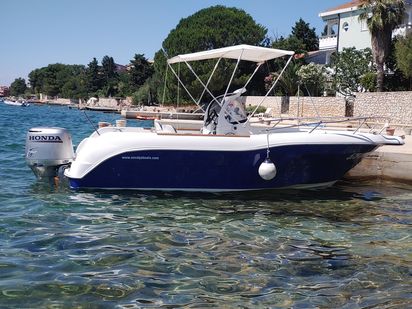 Motorówka szybka Quicksilver Commander 635 · 2012 (0)