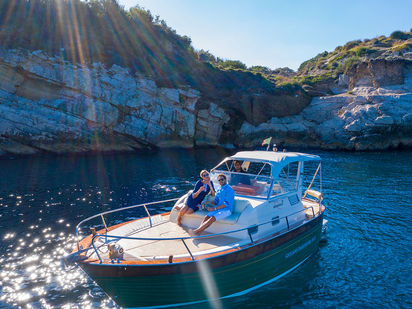 Barco a motor Apreamare 9 Semi Cabin · 2001 (0)