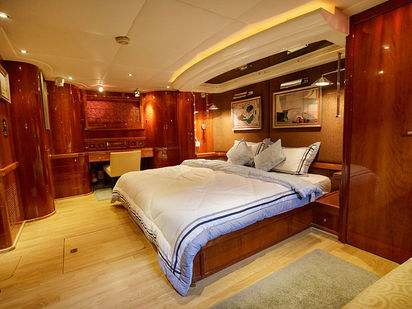 Luxurious Mega Yacht 95ft for Rent In Dubai (1)