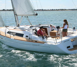 Velero Beneteau Oceanis 37 · 2024