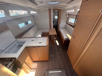 Velero Jeanneau Sun Odyssey 380 · 2024 · SSY-03 (1)