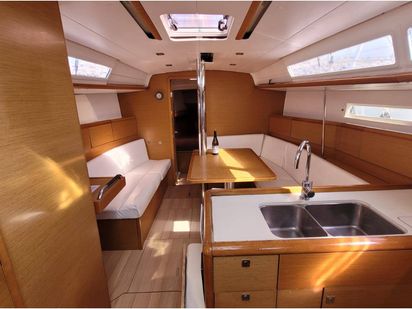 Sailboat Jeanneau Sun Odyssey 379 · 2012 · Grenat (1)