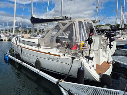 Sailboat Beneteau Oceanis 37 · 2009 (0)