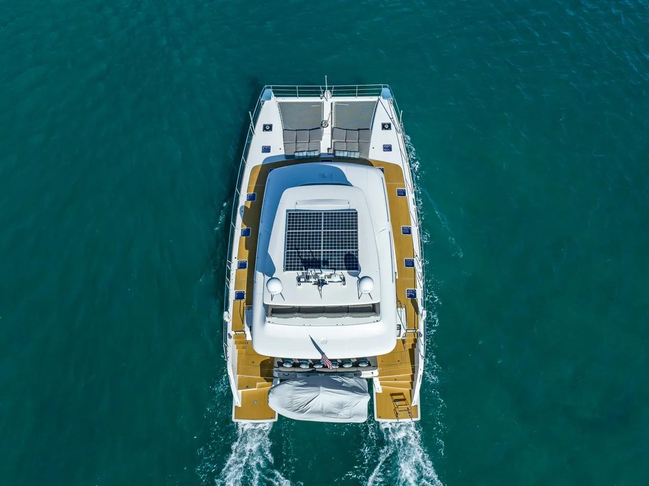 Catamaran à moteur vu du ciel