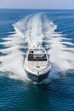 Vue de face d'un bateau à moteur dans l'océan