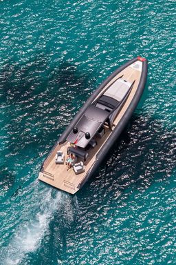 Bateau pneumatique naviguant dans des eaux claires