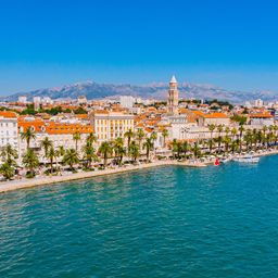 Vue côtière sur le port de Split