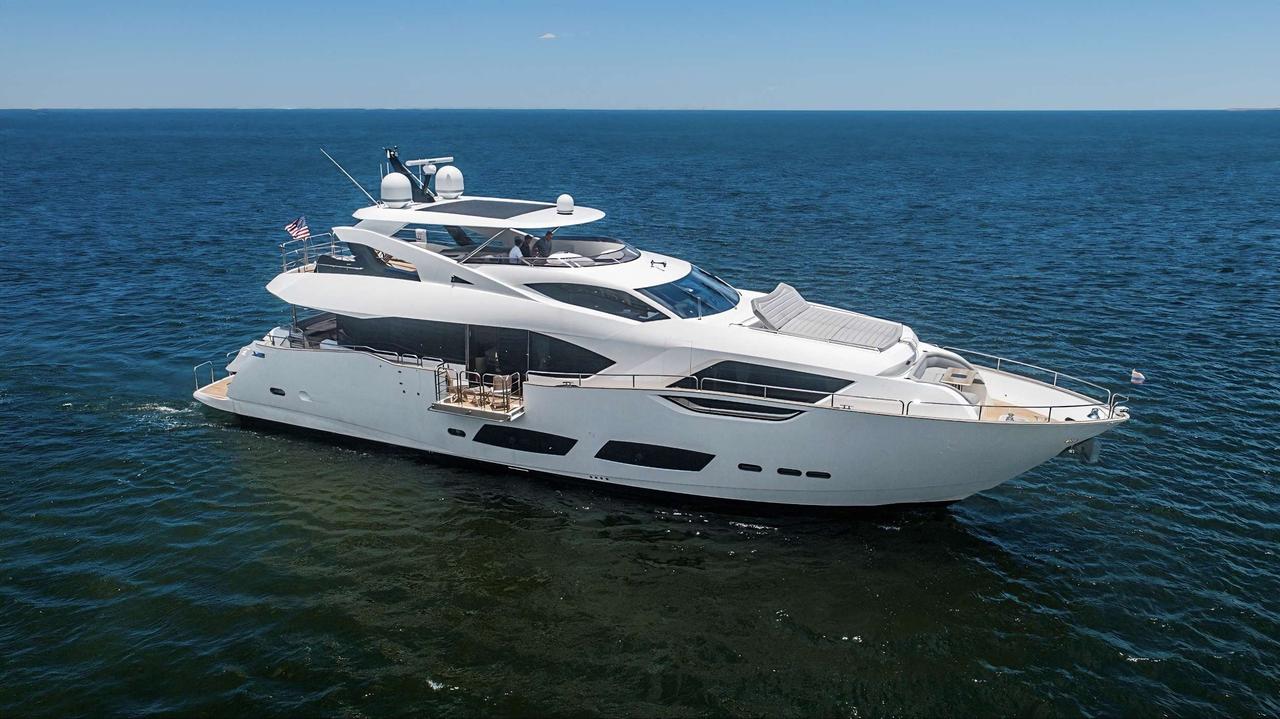 Yacht de luxe blanc naviguant en pleine mer