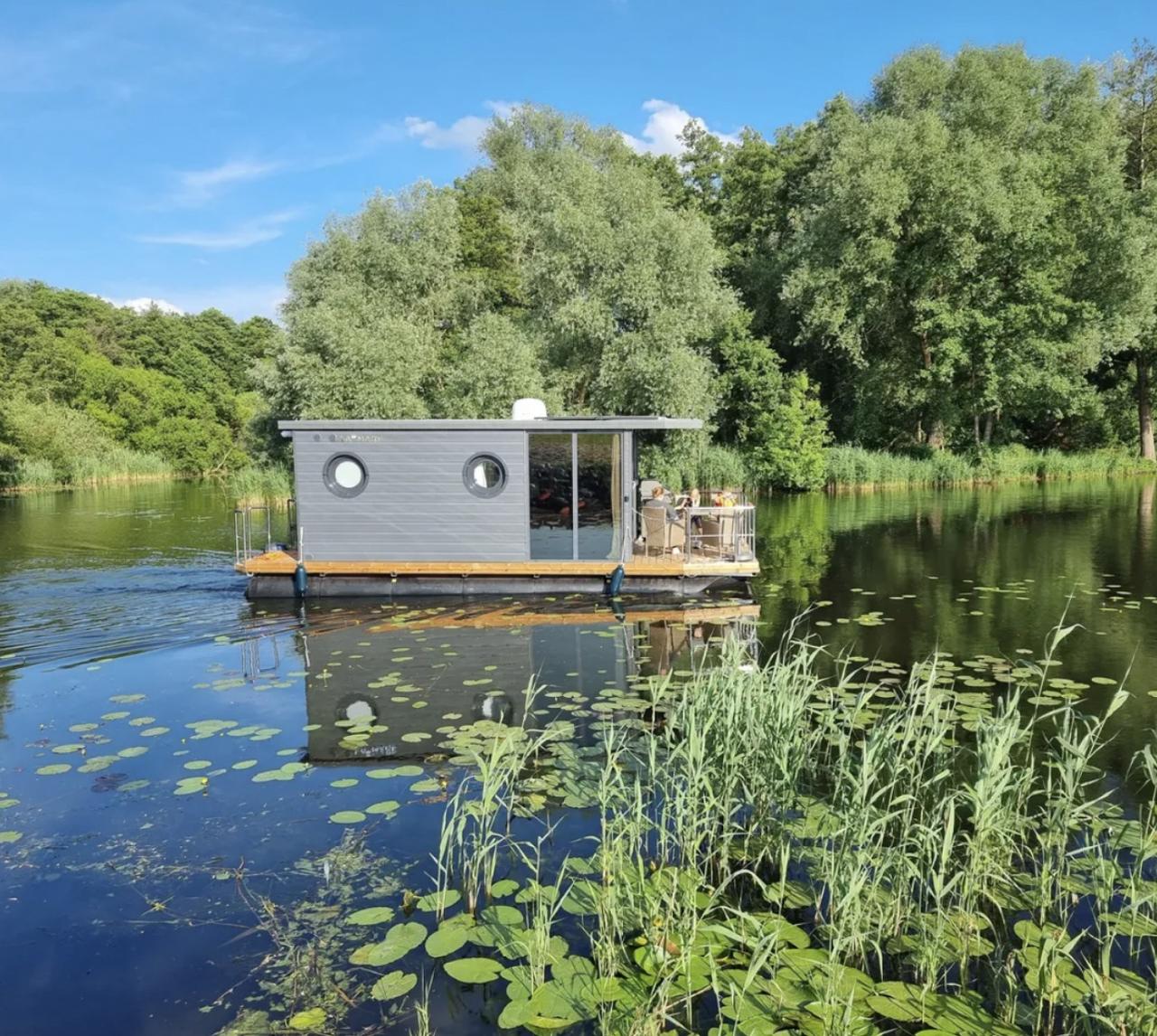 Péniche dans un cadre naturel