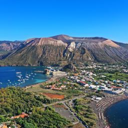 Vista da drone dell'isola di Vulcano vicino alla Sicilia, Lipari, Isole Eolie, Italia