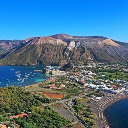 Vista da drone dell'isola di Vulcano vicino alla Sicilia, Lipari, Isole Eolie, Italia