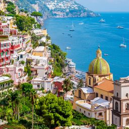 Vista costiera sul porto di Positano