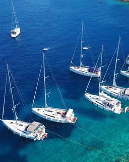 Plusieurs voiliers amarrés avec des lignes à terre