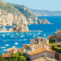 Vista panorámica de la Costa Brava con un yates