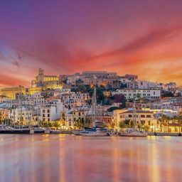 Paysage avec la ville d'Eivissa au crépuscule, île d'Ibiza, Espagne