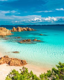 Increíble playa de arena rosa en la isla de Budelli, Archipiélago de La Maddalena, Cerdeña