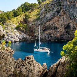 Yate navegando junto a la costa de Mallorca