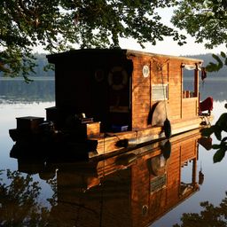 Hausboot auf einem See in der Mecklenburgischen Seenplatte