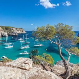 Bateaux et yachts sur la plage de Macarella, Minorque, Espagne