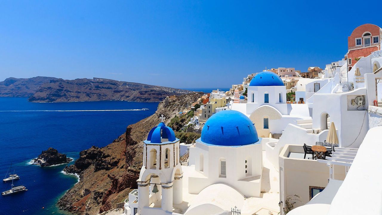 Picture of Mykonos with famous white houses and their blue roofs