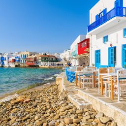 Widok na białe domki i wiatraki Mykonos