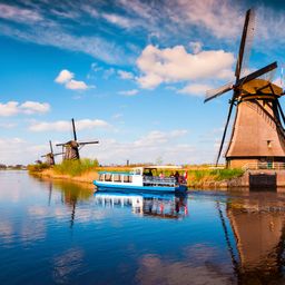 Boot in een Nederlands kanaal met molens