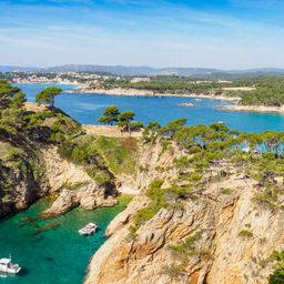 Vista de la costa y las playas de aguas verde esmeralda cerca de Palamós, Cataluña