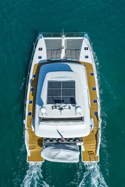 Power catamaran varend op open water