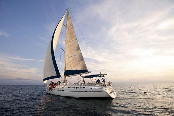 Voilier toutes voiles dehors sur l'eau
