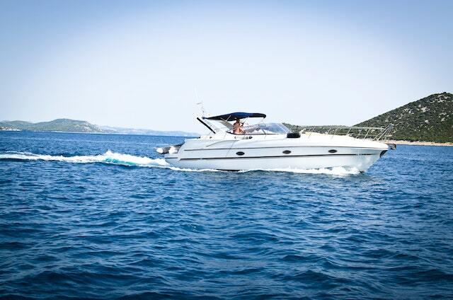 Bateau à moteur en navigation