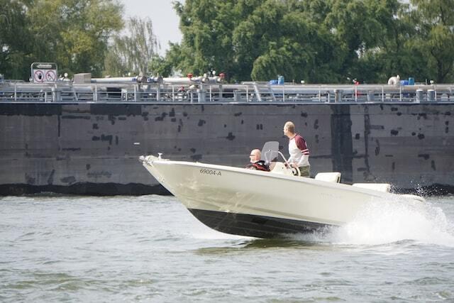 Hors-bord naviguant à grande vitesse