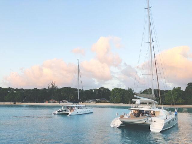 Catamarans au mouillage côte à côte