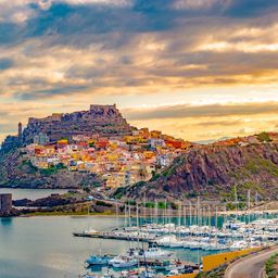 Witte architectuur van het dorp Oia op het eiland Santorini, Griekenland