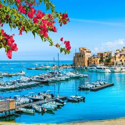 Il porto siciliano di Castellammare del Golfo, splendido borgo costiero dell'isola di Sicilia, provincia di Trapani, Italia